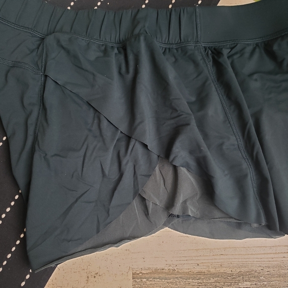 Lululemon| Home Stretch Shorts Tulip Side Detail 3" Inseam Size 10 - Picture 7 of 8